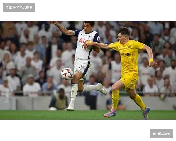 热刺对曼联球迷冲入场内庆祝，赛后警方加强管控